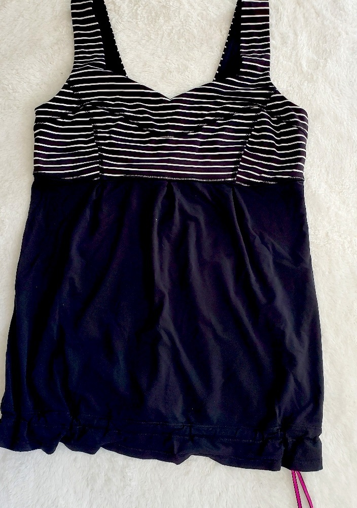 Lululemon tank  SZ 8 Tame me tank black stripe